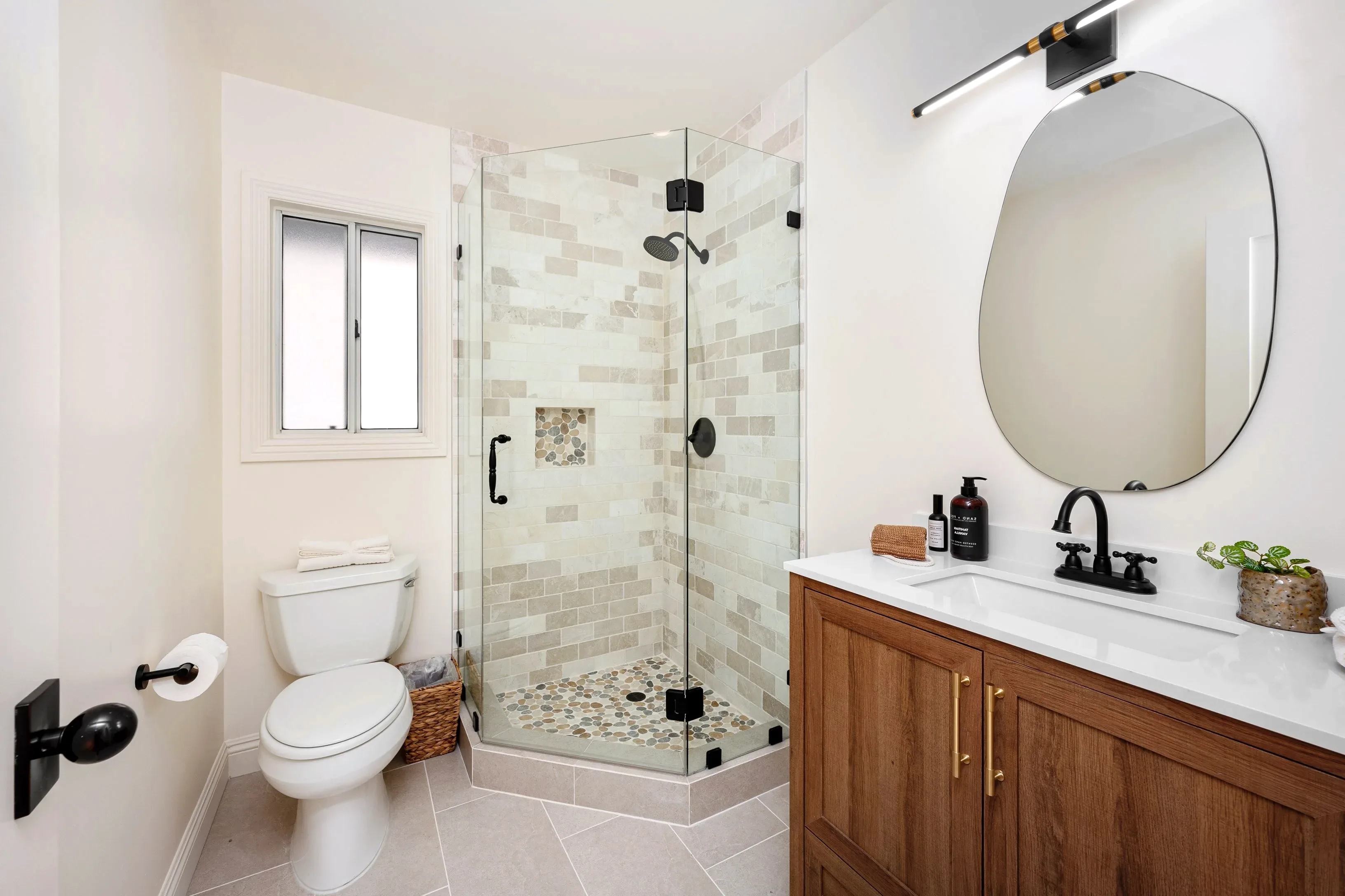 Baño con mampara de cristal y plato de obra en Vila-seca