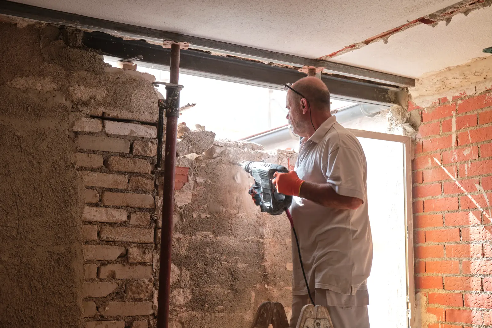 Obra de reforma en marcha en una vivienda de Vila-seca